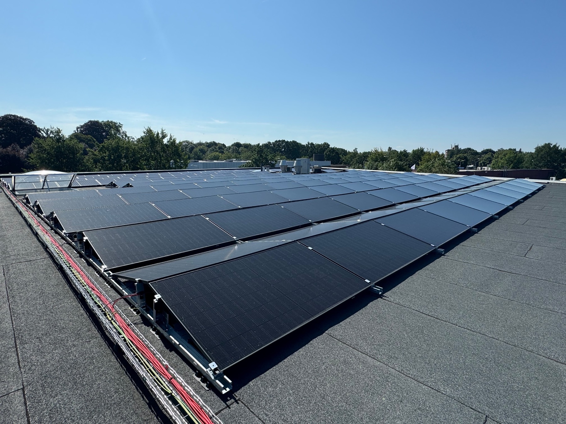 Instalación solar terminada en una cubierta